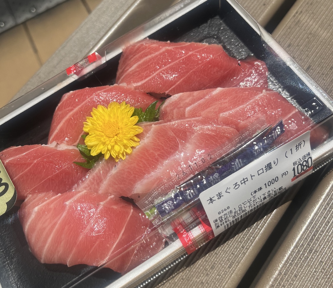 Fresh tuna packs at the market