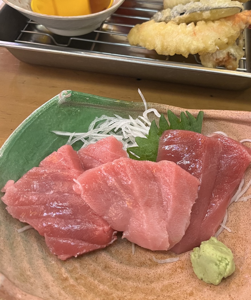 Tuna sashimi and tempura set